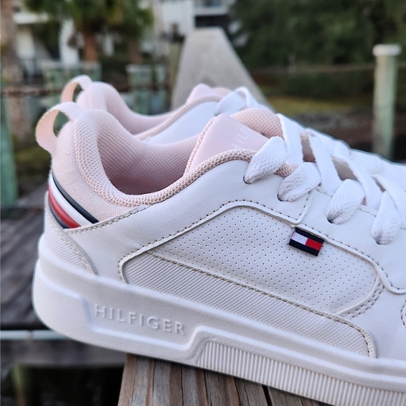 Authentic Tommy Hilfiger Low Court White/Pink Sneakers Leather Kids Shoes Size 3 - Picture 2 of 13